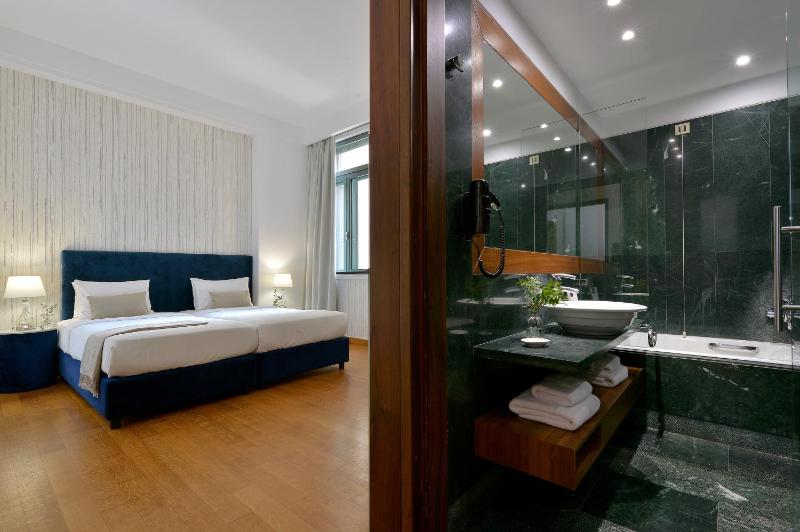 Classic Double Room image 3