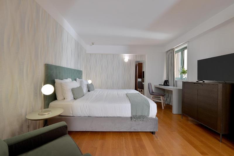 Classic Double Room image 2