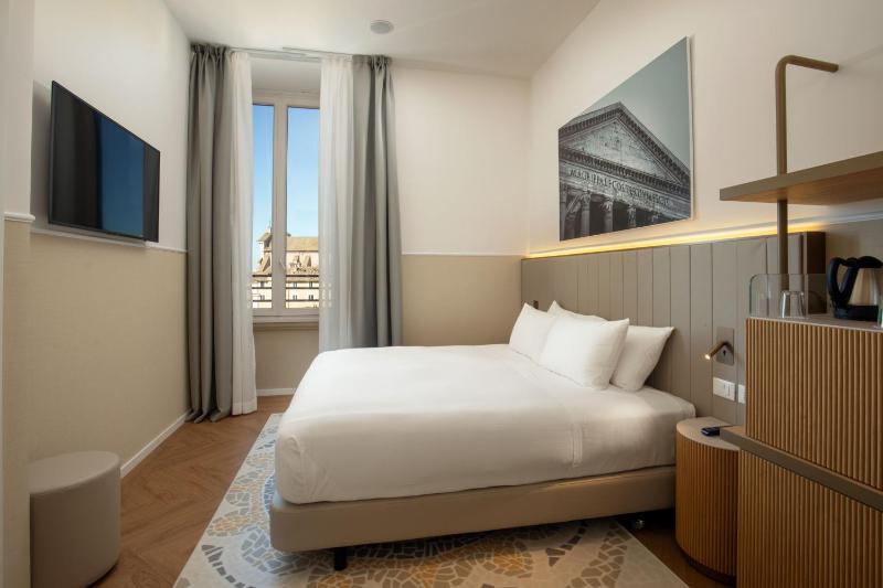 Premium King Room with View image 4