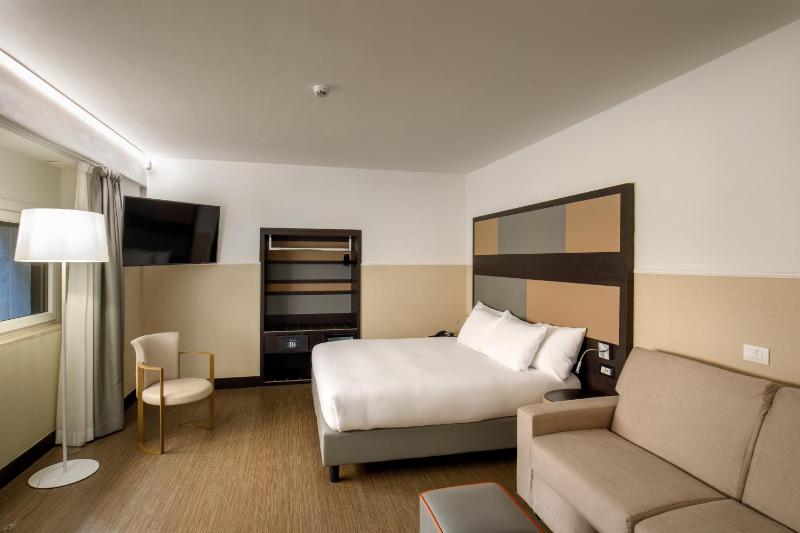 Superior King Room with Sofa Bed image 3