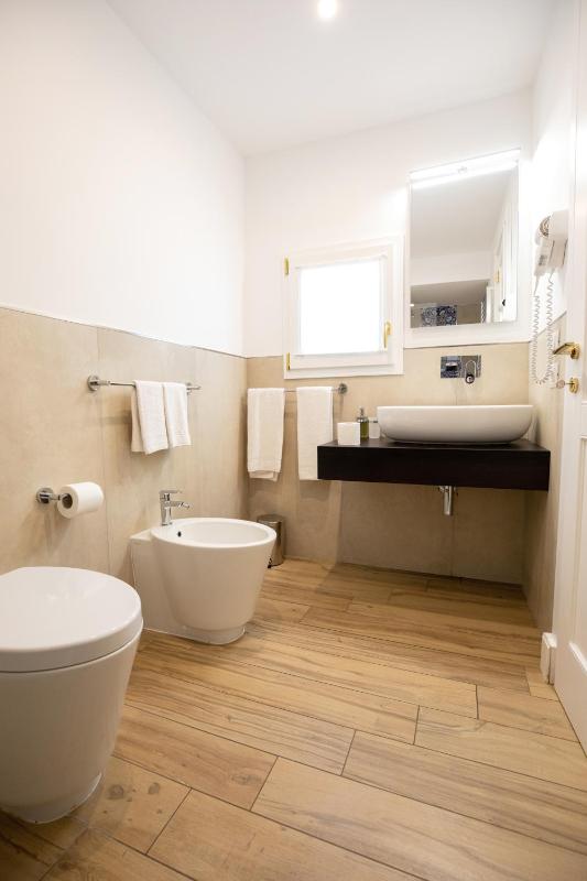 Double Room image 3