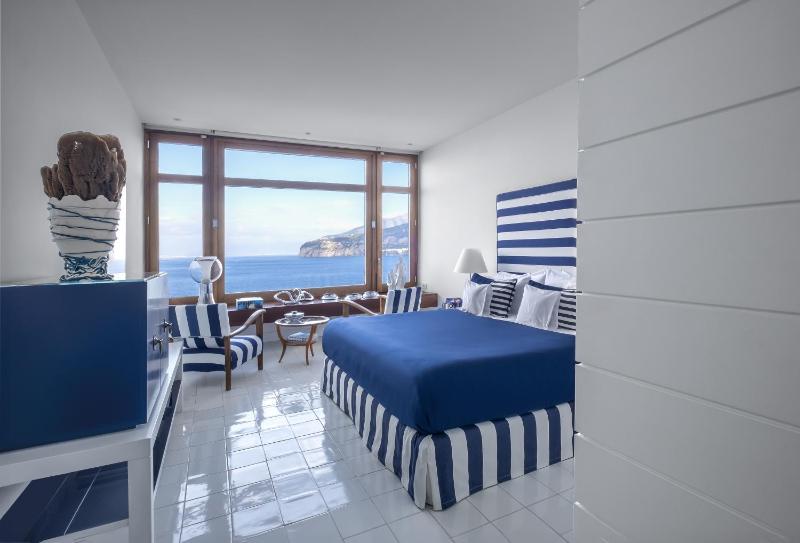 Deluxe Double Room with Sea View image 4