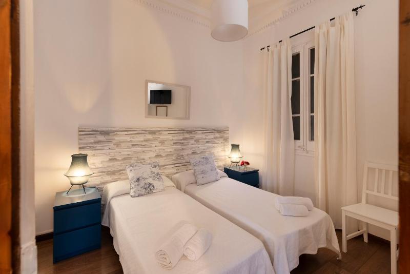 Economy Double Room with Shared Bathroom image 3