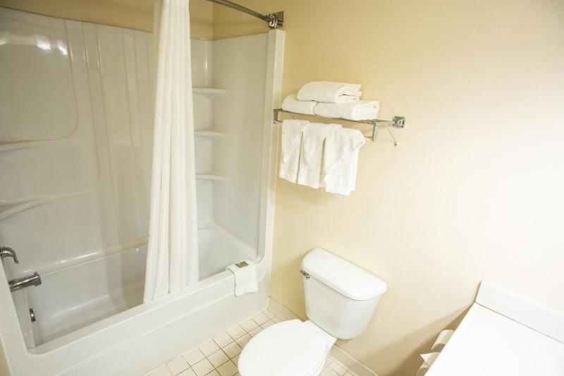 Queen Room with Two Queen Beds - Non-Smoking image 4