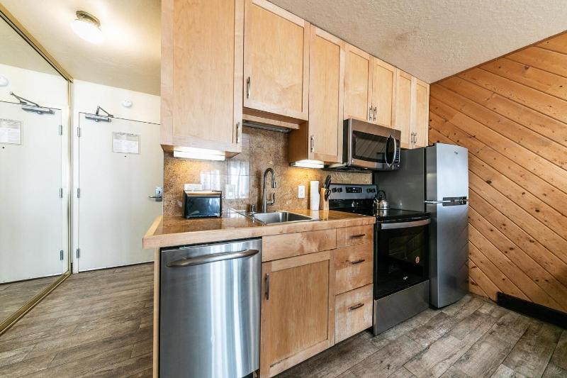 Lovely Studio w/Kitchen and Partial Lake View #122 at Donner Lake Village - image 8