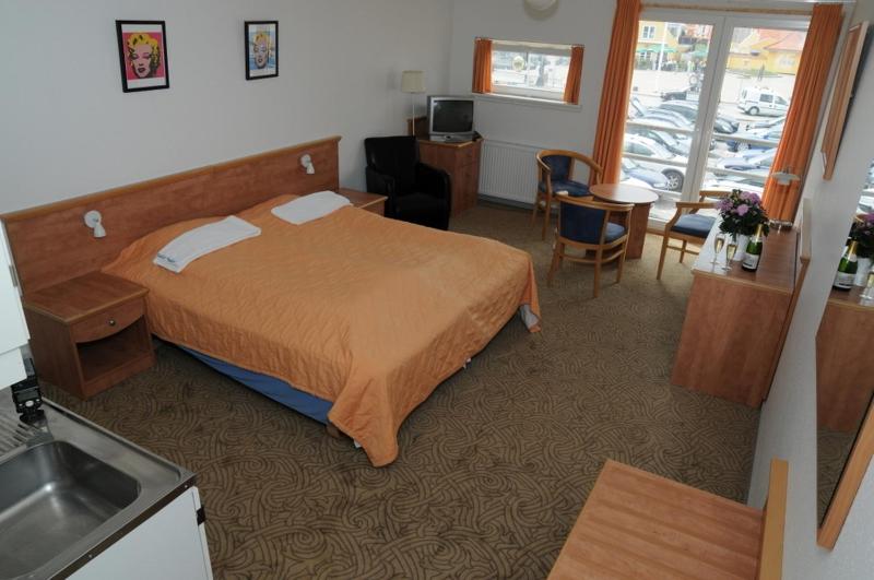 Family Room image 3