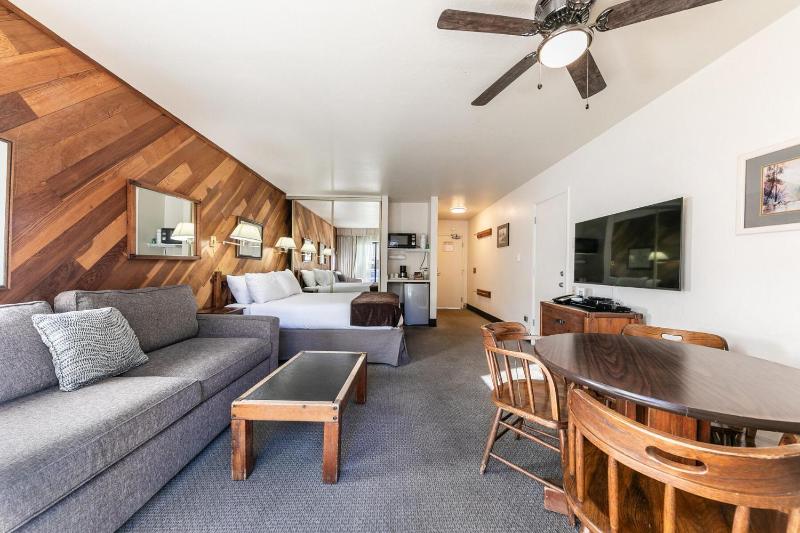 Homey 1st Floor Studio #135 at Donner Lake Village - image 11