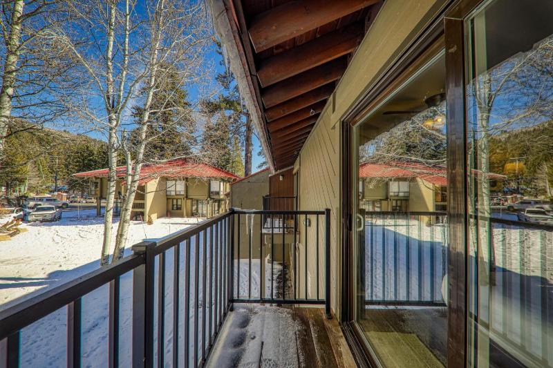 Cozy Studio w/Kitchenette and Balcony #212 at Donner Lake Village - image 6