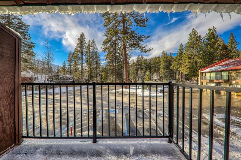 Charming Queen Studio Deluxe w/Balcony #233 at Donner Lake Village - image 4