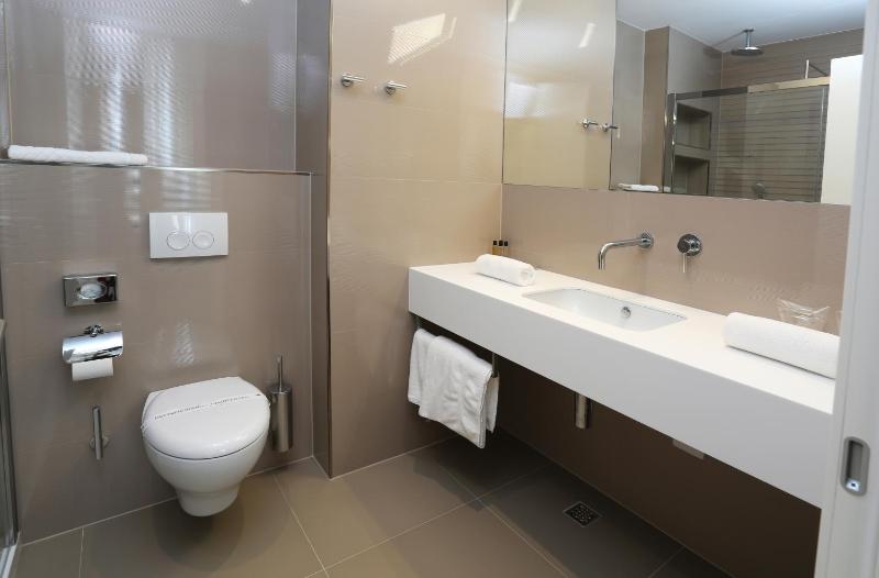 Deluxe Double Room with City View image 4