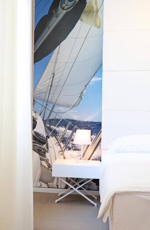 Deluxe Double Room with City View image 3