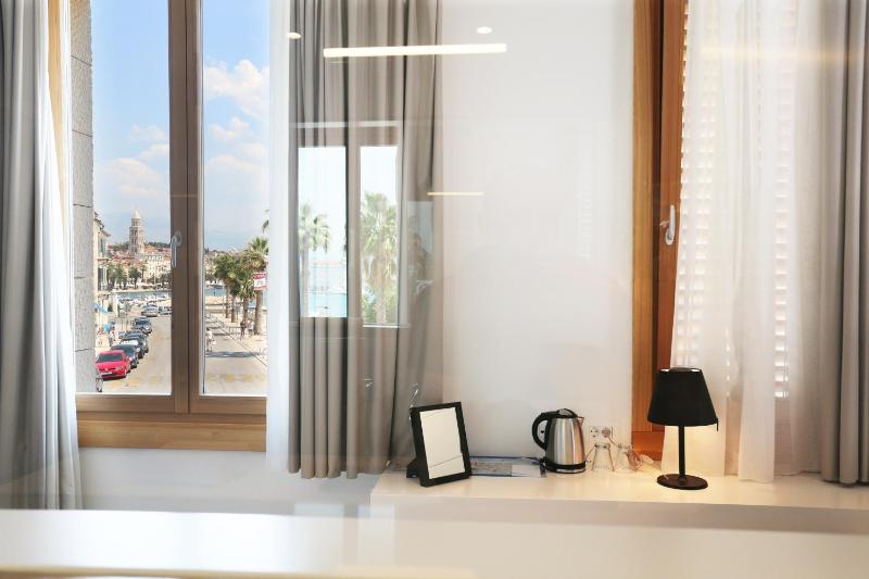 Deluxe Double Room with Sea View image 4