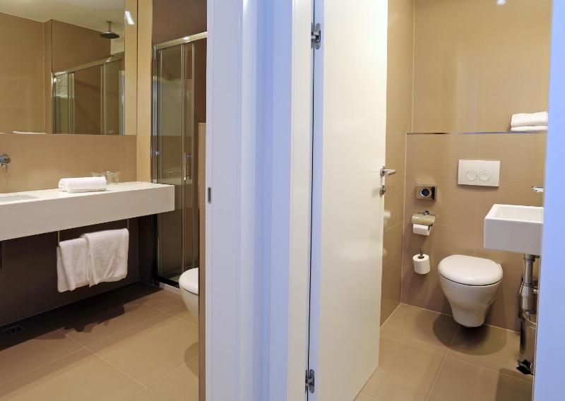 One-Bedroom Apartment image 4