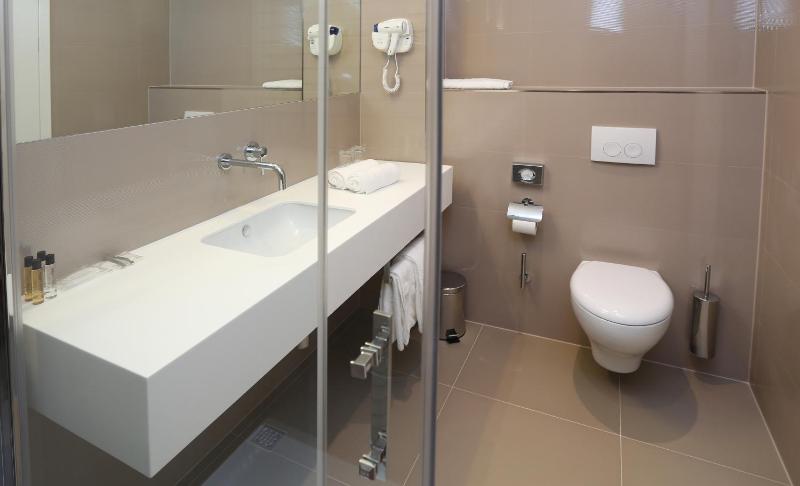 Twin Room image 3