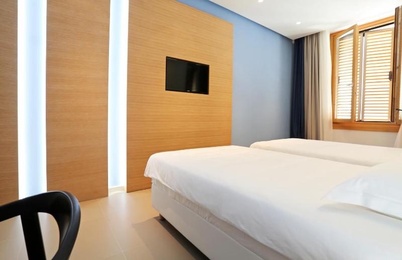Twin Room image 2