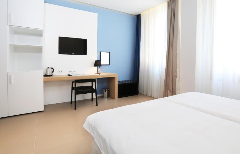 Deluxe Double Room with City View image 2