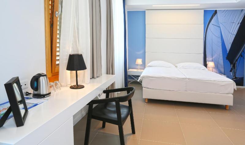 Deluxe Double Room with Sea View image 3
