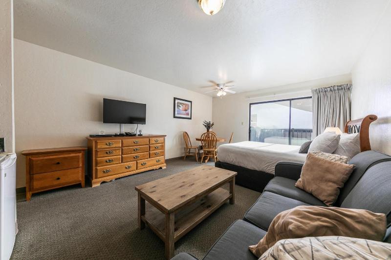 Cozy Studio #226 at Donner Lake Village - image 6