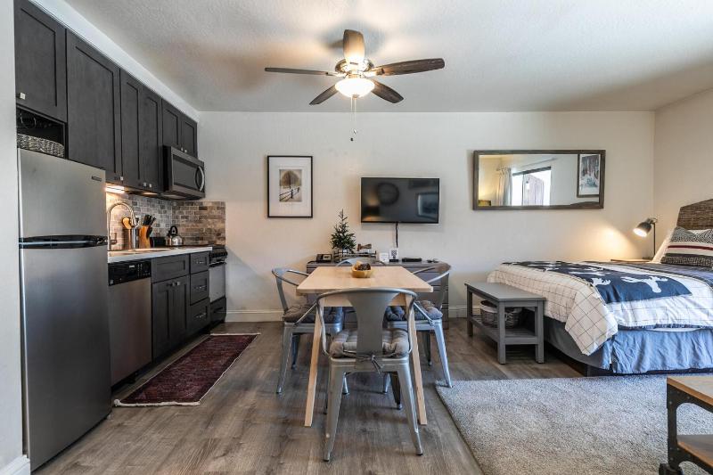 Beautiful Deluxe Studio w/Lake View #245 at Donner Lake Village - image 8