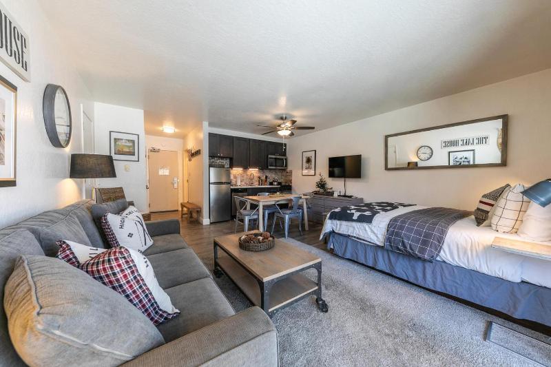 Beautiful Deluxe Studio w/Lake View #245 at Donner Lake Village - image 13