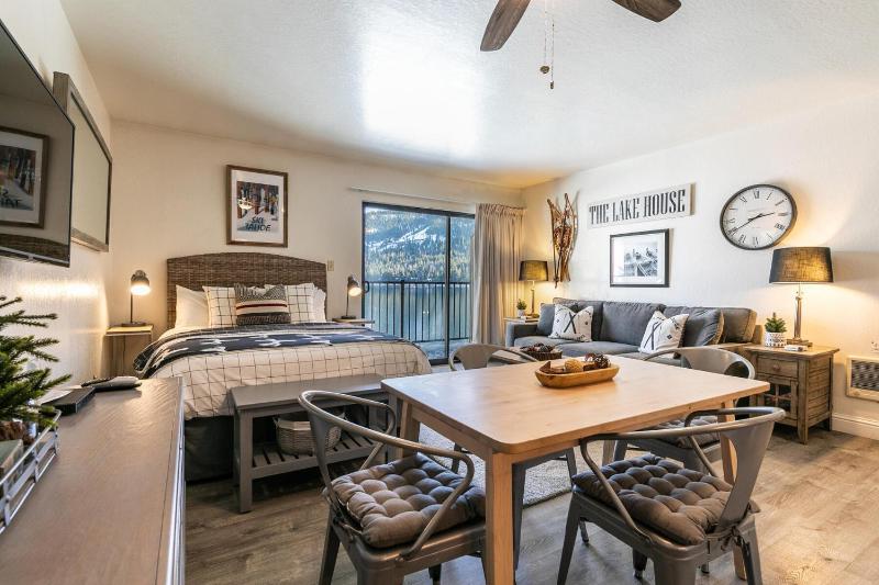 Beautiful Deluxe Studio w/Lake View #245 at Donner Lake Village - image 14