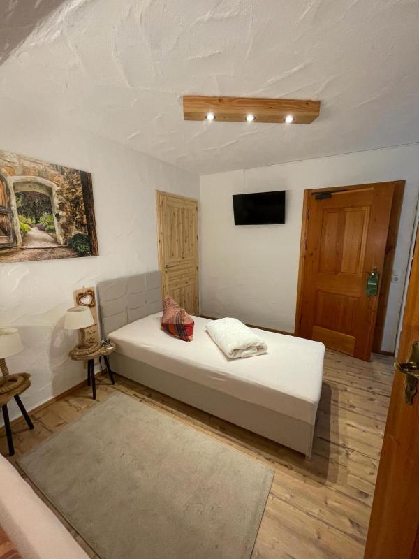 Standard Twin Room image 4