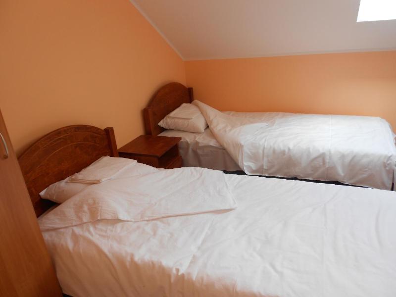 Twin Room with Private Bathroom image 2