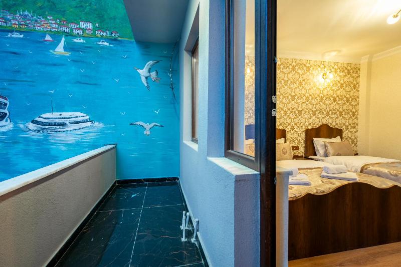 Triple Room with Balcony image 2