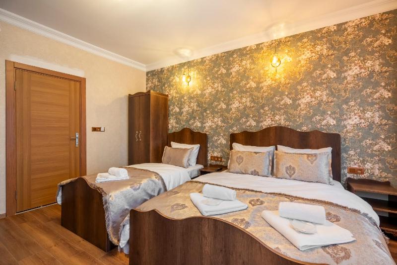 Triple Room with Balcony image 4