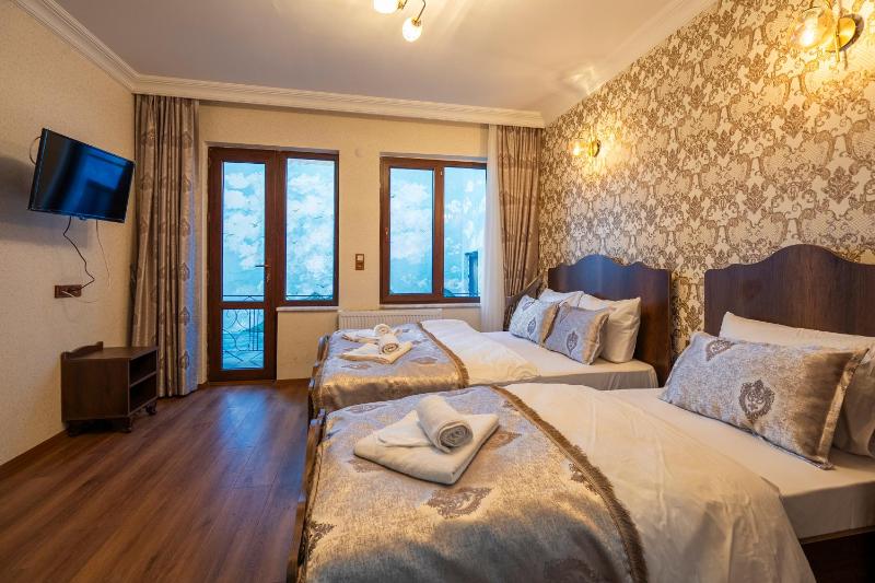 Triple Room with Balcony image 3