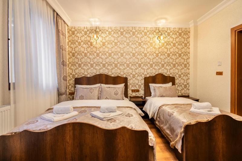 Deluxe Double Room with Balcony image 3