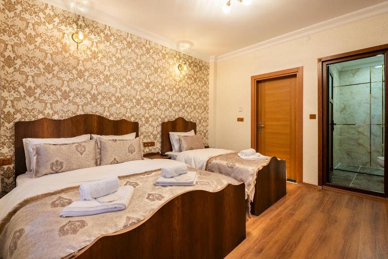 Deluxe Double Room with Balcony image 2