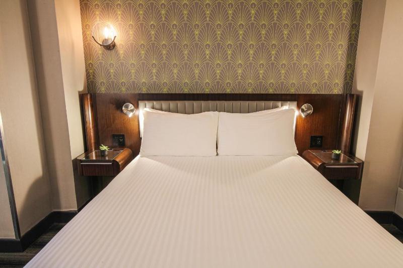 Signature 1 Queen Bed image 2