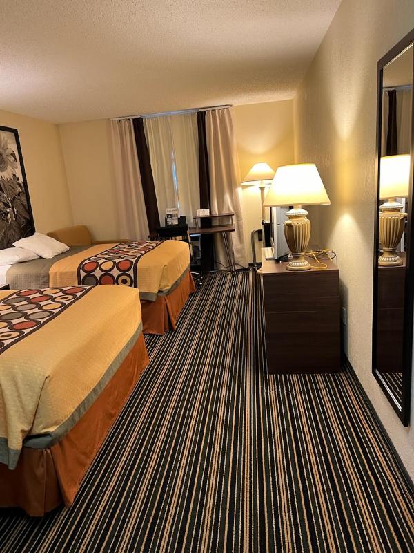 Queen Room with Two Queen Beds - Non-Smoking image 4