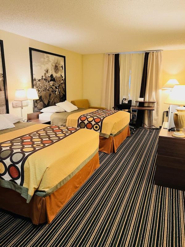 Queen Room with Two Queen Beds - Non-Smoking image 3