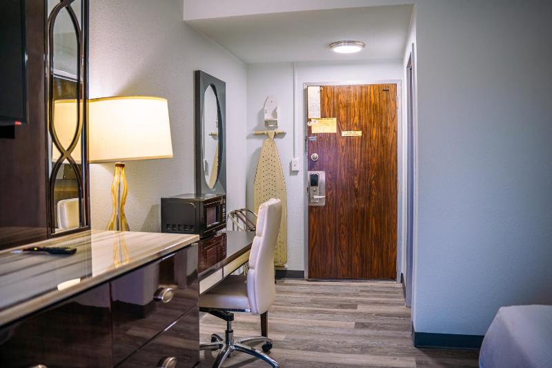 King Room - Non-Smoking image 3