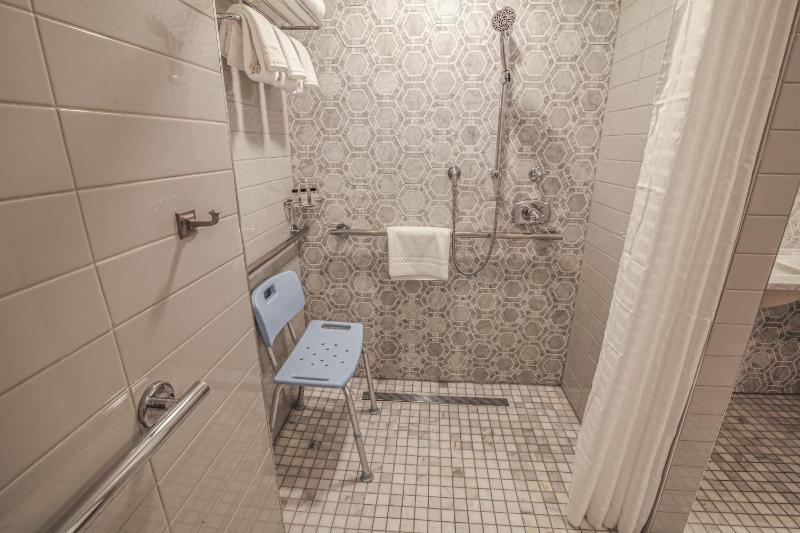 Accessible Queen Guest Room image 2