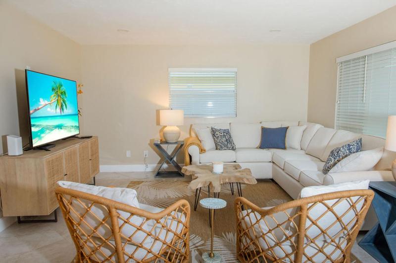 Endless Paradise -New Salt Water Pool! Relax! Walk to Beach! - image 11