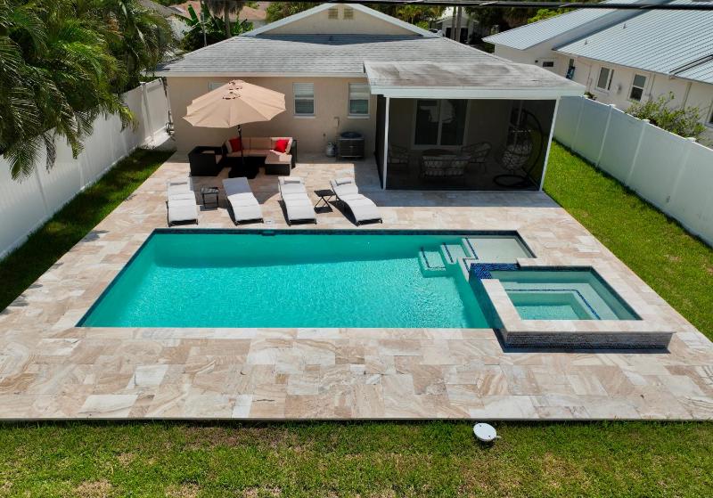 Endless Paradise -New Salt Water Pool! Relax! Walk to Beach! - image 18