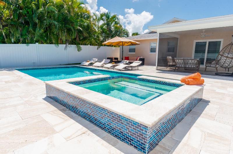 Endless Paradise -New Salt Water Pool! Relax! Walk to Beach! - image 12