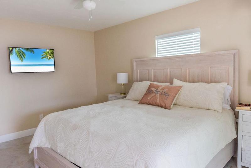 Endless Paradise -New Salt Water Pool! Relax! Walk to Beach! - image 21