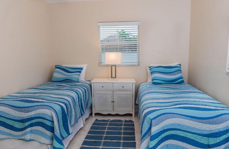 Endless Paradise -New Salt Water Pool! Relax! Walk to Beach! - image 13