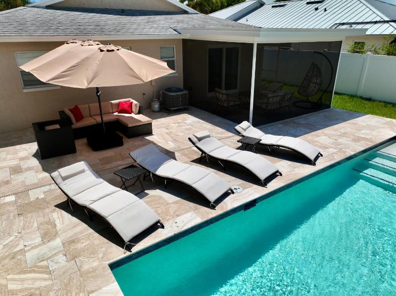 Endless Paradise -New Salt Water Pool! Relax! Walk to Beach! - image 8