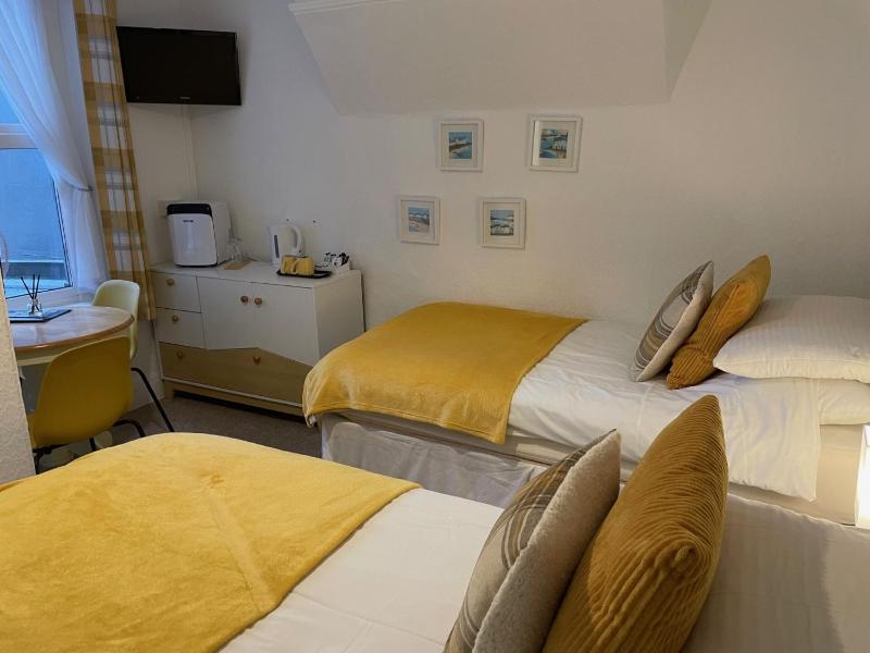 Standard Twin Room image 1