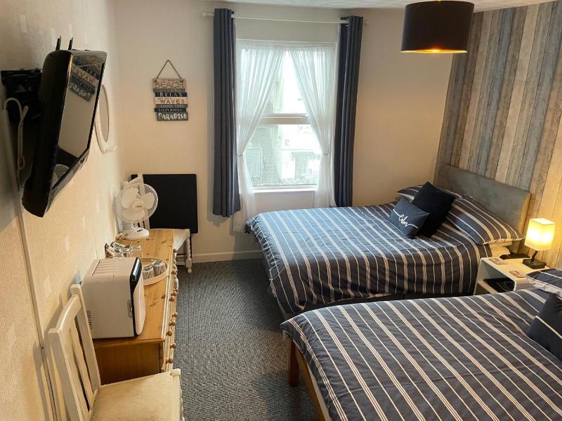 Standard Quadruple Room image 1