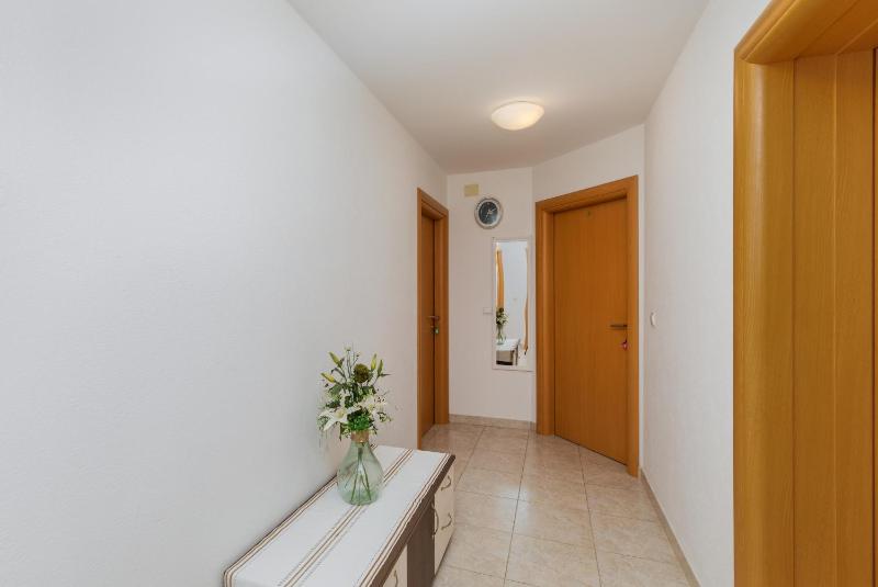 Apartments with parking space Makarska - 22017 - image 16