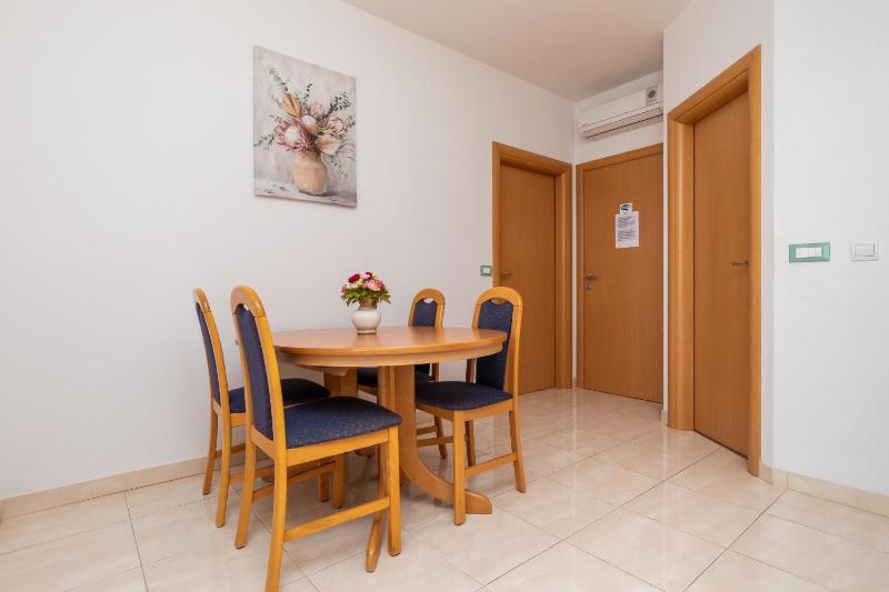 Apartments with parking space Makarska - 22017 - image 27