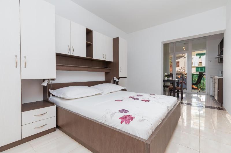 Apartments with parking space Makarska - 22017 - image 22