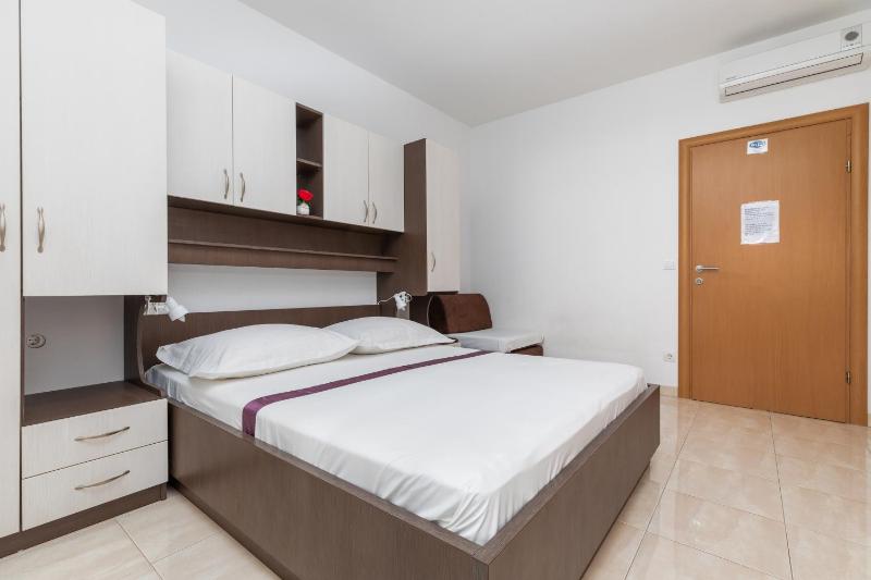 Apartments with parking space Makarska - 22017 - image 45