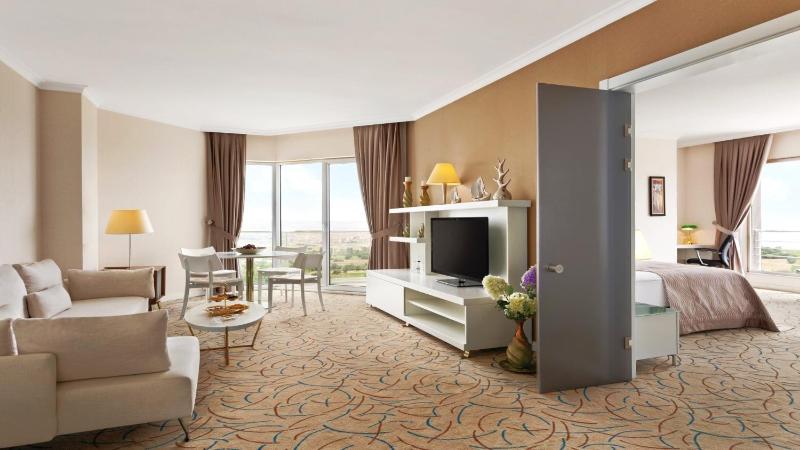Deluxe Suite Sea and City View image 4